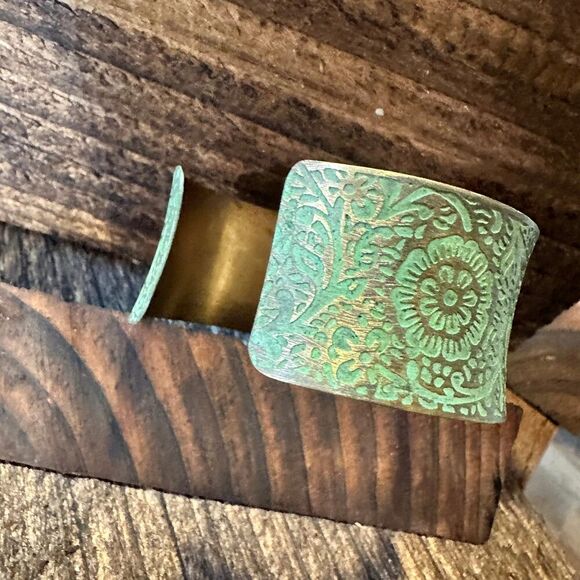 Handcrafted Artesian Boho Brass Patina Bracelet, Chartreuse‎ Floral Scrollwork, - Picture 4 of 6